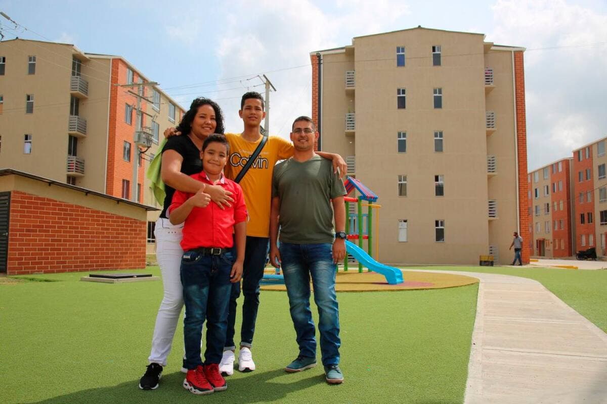 Familia colombiana frente a vivienda